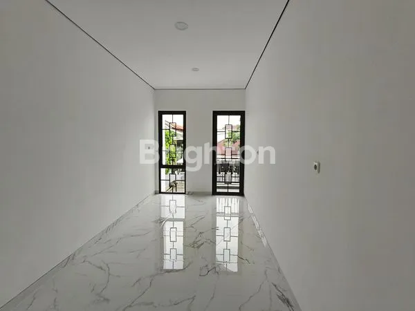 image RUMAH BARU 2 LANTAI AMERICAN CLASSIC PREMIUM KLAMPIS MANYAR (8)