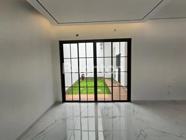 image RUMAH BARU 2 LANTAI AMERICAN CLASSIC PREMIUM KLAMPIS MANYAR (5)