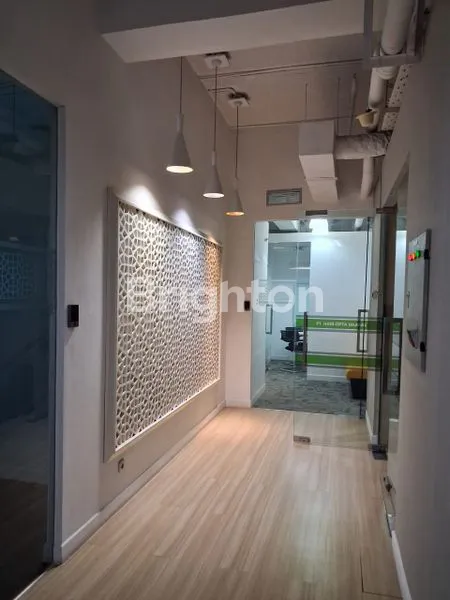 image “DIJUAL KANTOR EKSKLUSIF SIAP PAKAI DI MENARA 165, LOKASI STRATEGIS DI JANTUNG BISNIS, TB SIMATUPANG.” (8)