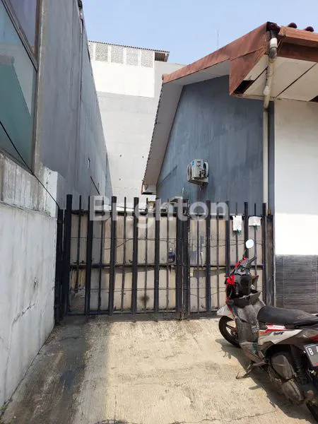 image RUMAH LUAS 12X24 BISA DI BANGUN 3 RUKO DI JELAMBAR (2)