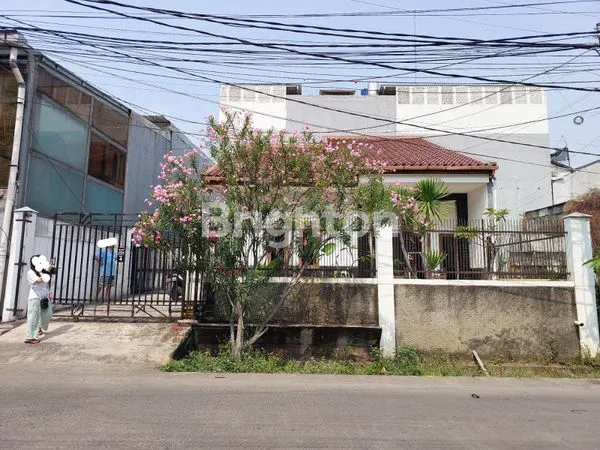 image RUMAH LUAS 12X24 BISA DI BANGUN 3 RUKO DI JELAMBAR (1)