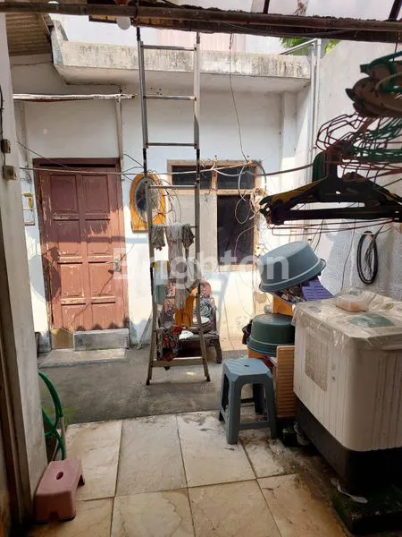 image RUMAH LUAS 12X24 BISA DI BANGUN 3 RUKO DI JELAMBAR (5)