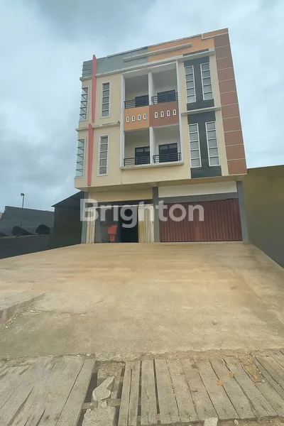 RUKO 3½ LANTAI DISEWAKAN – UKURAN BESAR 10X25, LOKASI PINGGIR JALAN, COCOK USAHA APA SAJA!