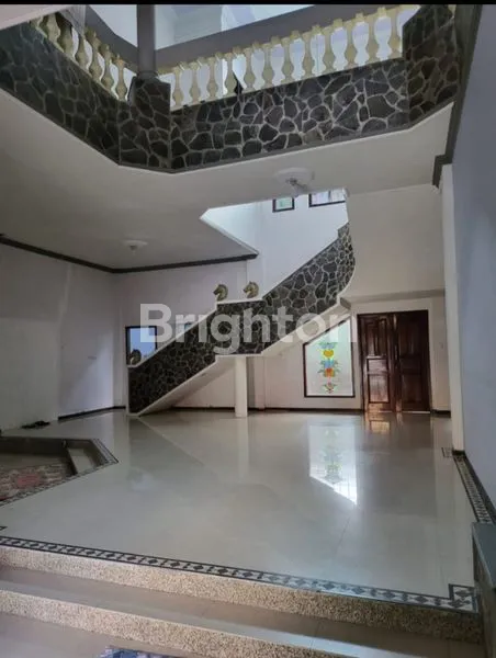 image RUMAH 2LANTAI DI AREA TENGAH KOTA MALANG (2)