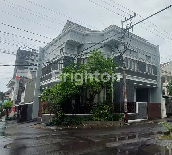 RUMAH MEWAH HOOK 3 LANTAI +BASEMENT DI TENGAH KOTA SOLO