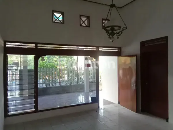 image RUMAH SECOND RUNGKUT LINGKUNGAN TENANG, DEKAT PUSAT BELANJA, DEKAT KE MERR  (7)
