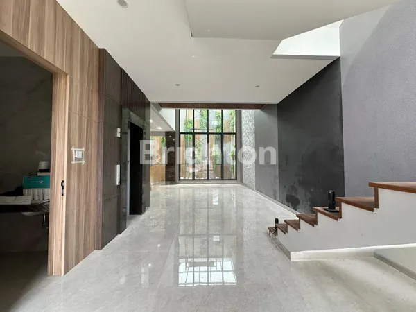 image RUMAH BARU MINIMALIS SEMI FURNISH 3 LANTAI CITRALAND DEKAT UC, GWALK, GRAHA DAN PAKUWON (2)