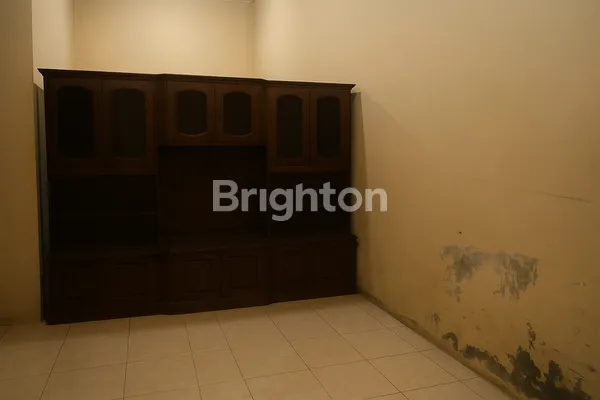 image RUMAH STRATEGIS 105M² DI POJOK PERTIGAAN, MOJOSONGO SOLO (3)