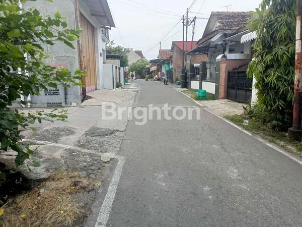image RUMAH STRATEGIS 105M² DI POJOK PERTIGAAN, MOJOSONGO SOLO (8)