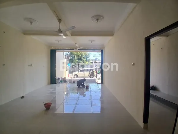 image DISEWAKAN RUKO BARU DIRENOVASI, 2,5 LANTAI, BERSIH, RAPI, SIAP HUNI, LOKASI KOMERSIAL AREA MANUKAN (6)