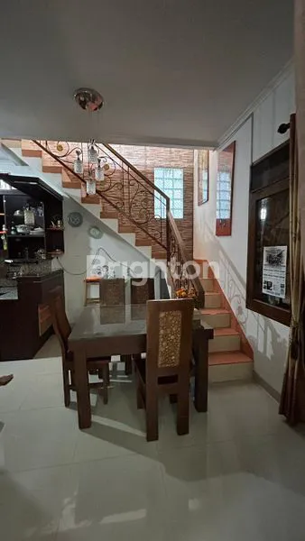 image JUAL RUMAH SANGAT CANTIK, NYAMAN, TERAWAT, FULL FURNISHED, SIAP HUNI, DI LOKASI STRATEGIS (6)