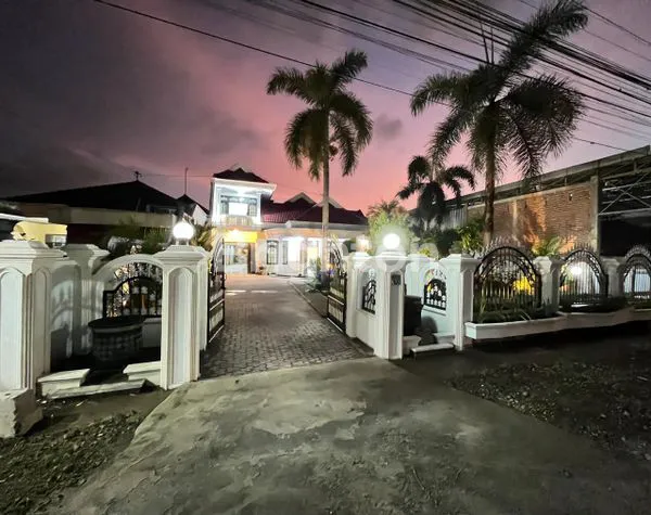 image RUMAH 2 LANTAI SIAP HUNI, LOKASI STRATEGIS 0 KM JALAN NASIONAL (1)