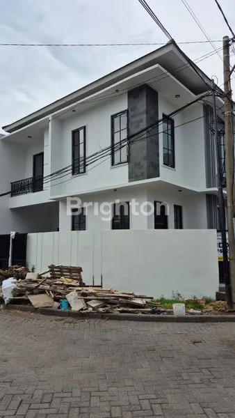 image RUMAH HOOK ROW BOULEVARD ARAYA 2 (1)