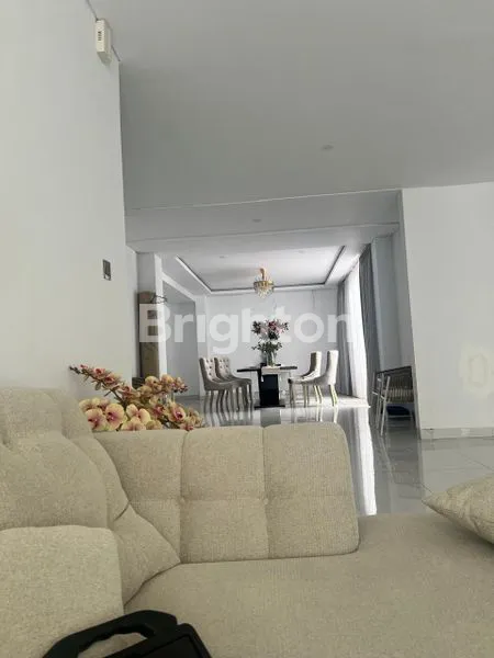 image RUMAH FULL FURNISHED, 2 LANTAI DAN SIAP HUNI YANG LOKASINYA DI DALAM KOMPLEK SETIABUDI REGENCY BANDUNG UTARA (3)