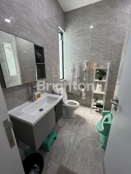 image HUNIAN MEWAH 3 LANTAI DI LAVON 2 FULL FURNISHED (8)