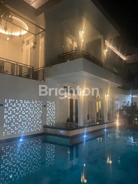 image MODERN WHITE RESIDENCE WITH PRIVATE POOL • KEMANGGISAN JAKARTA BARAT (6)