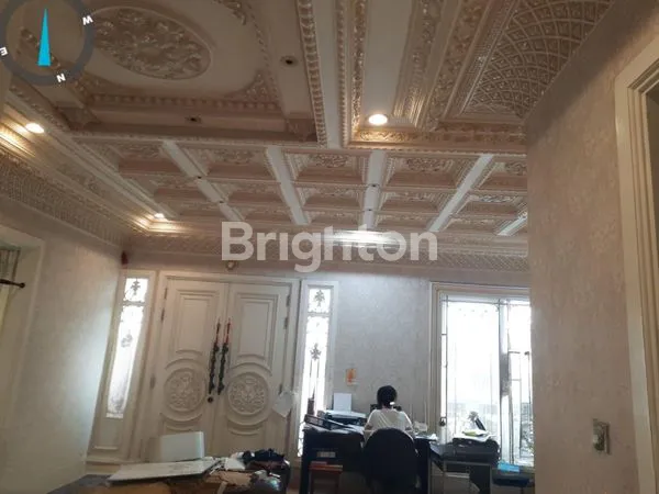 image RUMAH MEWAH BERGAYA EROPA TIGA SETENGAH LANTAI, LOKASINYA STRATEGIS, AKSES MUDAH KEMANA MANA CENGKARENG JAKARTA BARAT (2)