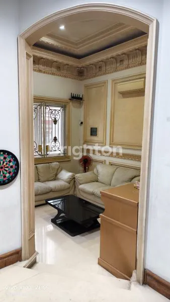 image RUMAH MEWAH BERGAYA EROPA TIGA SETENGAH LANTAI, LOKASINYA STRATEGIS, AKSES MUDAH KEMANA MANA CENGKARENG JAKARTA BARAT (4)