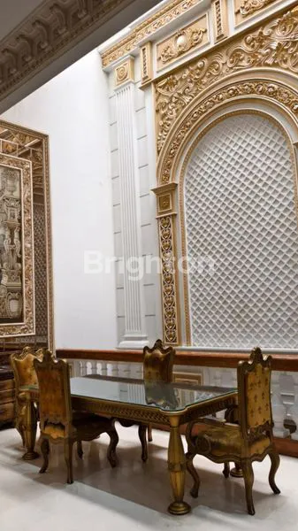 image RUMAH MEWAH BERGAYA EROPA TIGA SETENGAH LANTAI, LOKASINYA STRATEGIS, AKSES MUDAH KEMANA MANA CENGKARENG JAKARTA BARAT (5)