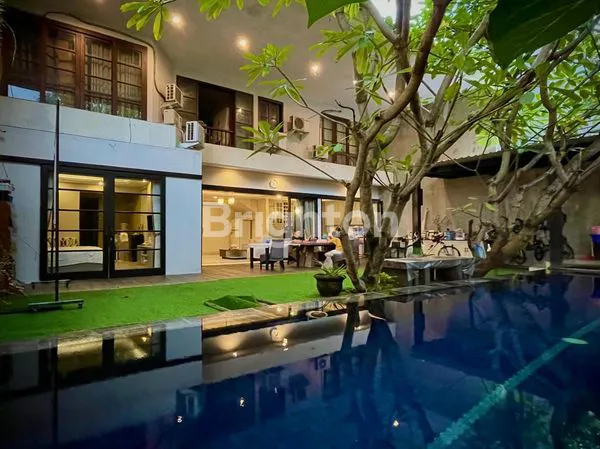 image RUMAH MEWAH 3 LANTAI – SIAP HUNI, LOKASI STRATEGIS, HARGA NEGO (1)