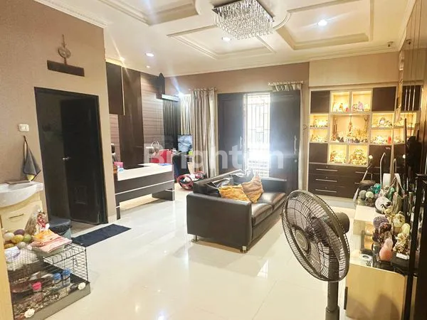 image RUMAH CANTIK MINIMALIS MODERN SEMI FURNISH 3 LANTAI DI TOMANG, JAKARTA BARAT (3)