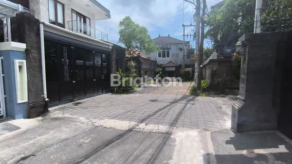 image RUMAH TINGGAL 2 LANTAI SEMI FURNISHED SIAP HUNI DITENGAH KOTA DENPASAR LOKASI STRATEGIS DEKAT DENGAN MALL,SEKOLAH,RS ,DAN TEMPAT KULINERAN DI AREA RENON DENPASAR SELATAN  (2)