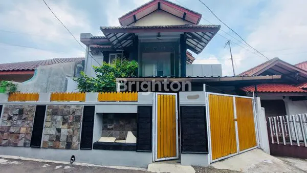 JUAL RUMAH 2 LANTAI, LUAS DAN CANTIK, LOKASI STRATEGIS