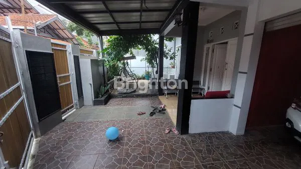 image JUAL RUMAH 2 LANTAI, LUAS DAN CANTIK, LOKASI STRATEGIS (2)
