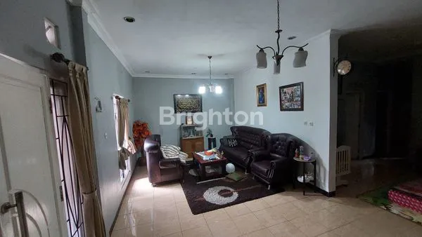 image JUAL RUMAH 2 LANTAI, LUAS DAN CANTIK, LOKASI STRATEGIS (5)