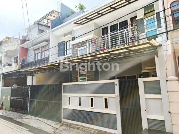 image RUMAH CANTIK MINIMALIS MODERN SEMI FURNISH 3 LANTAI DI TOMANG, JAKARTA BARAT (1)