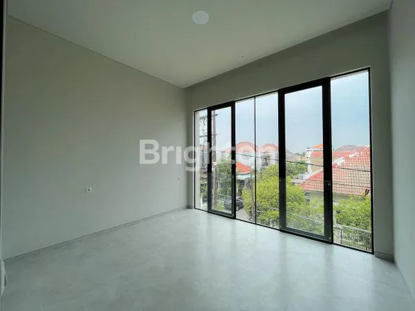 image RUMAH BARU MANYAR TIRTOASRI, LT 150M² LB 240M² 4+1 KT (6)