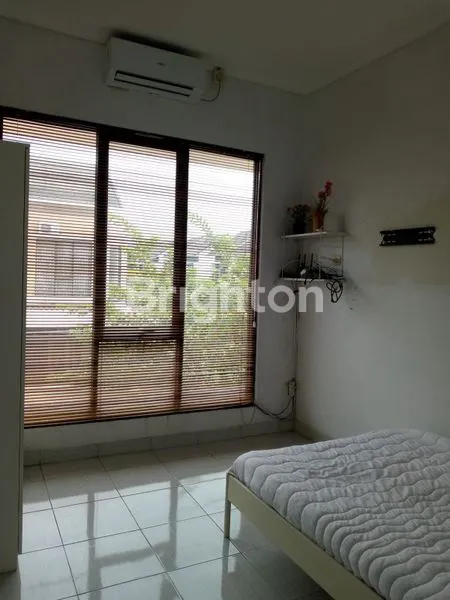 image RUMAH HOOK 2 LANTAI LT 141M² DI SEPATAN (3)
