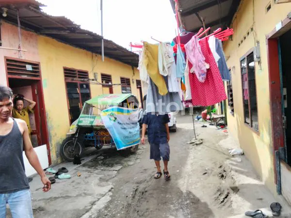 image LAHAN 1047M² DENGAN 9 RUMAH SIAP HUNI (2)