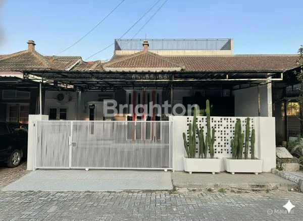 image RUMAH CANTIK 3 LANTAI ADA ROOFTOP DI PERUMAHAN WIKA (1)