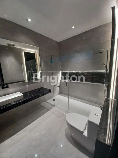 image RUMAH MEWAH 3 LANTAI DI CITRALAND LT 300M² (3)