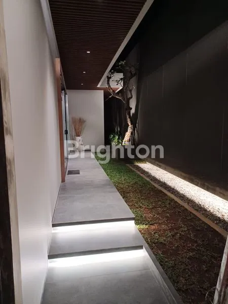 image RUMAH MEWAH 3 LANTAI DI CITRALAND LT 300M² (2)