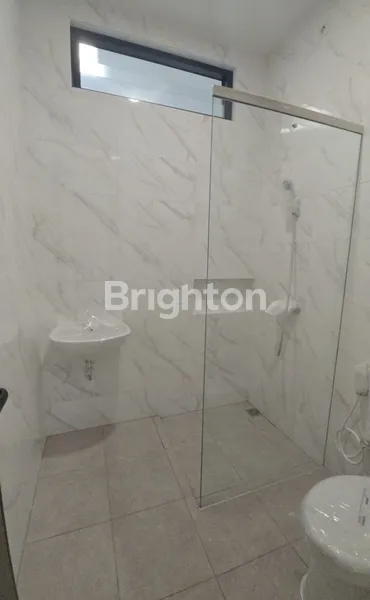 image RUMAH BARU BARUK SURABAYA SELANGKAH KE RAYA MERR SIAP HUNI (7)