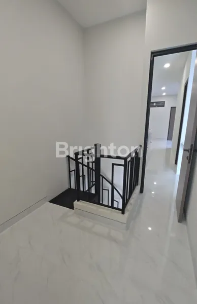 image RUMAH BARU BARUK SURABAYA SELANGKAH KE RAYA MERR SIAP HUNI (6)