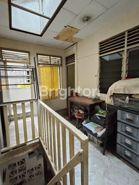 image RUMAH TUA STRATEGIS DI TANAH SEREAL. PERLU RENOV. BANGUNAN 1,5 LANTAI (4)