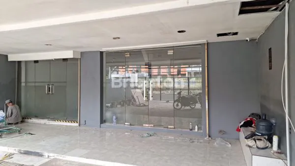 BANGUNAN KOMERSIAL COCOK UNTUK KANTOR/RESTO DI PUSAT KOTA
