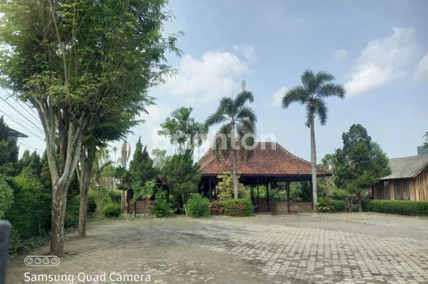 image DISEWAKAN EX. RUMAH MAKAN YANG LUAS, LOKASI STRATEGIS, COCOK BUAT USAHA KULINER, HOMESTAY DLL. (3)