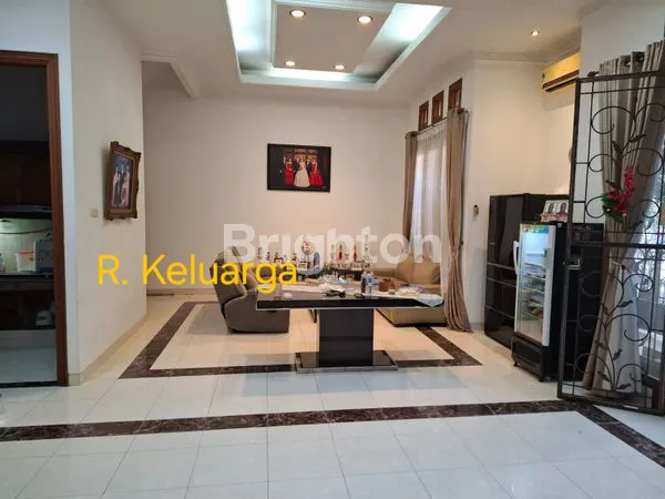 image RUMAH HOEK 2.5 LANTAI PREMIUM DI MITRA GADING VILLA (4)