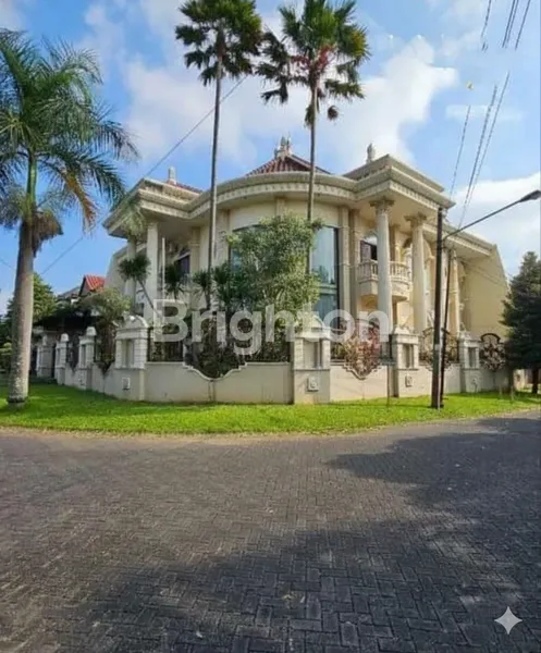 image DIJUAL RUMAH MEWAH FULL FURNISH PREMIUM ARAYA MAIN ROAD KAVLING HOOK STRATEGIS  (1)