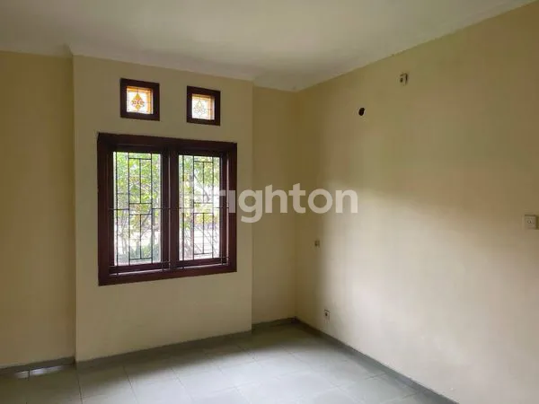 image RUMAH 2 LANTAI RUNGKUT ASRI LOKASI STRATEGIS DI SURABAYA (6)