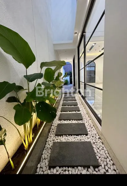 image RUMAH MINIMALIS TROPIS 2 LANTAI BARU GRESS AREA PURIMAS RUNGKUT SELANGKAH MERR UPN (2)