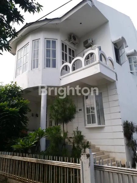 RUMAH MEGAH BERKONSEP KLASIK DI TEBET JAKARTA SELATAN
