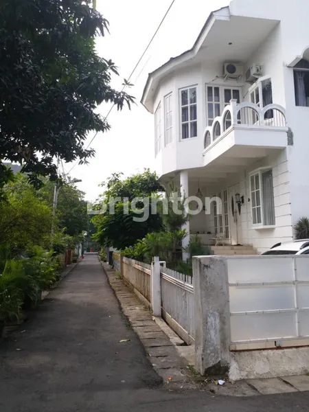 image RUMAH MEGAH BERKONSEP KLASIK DI TEBET JAKARTA SELATAN (3)