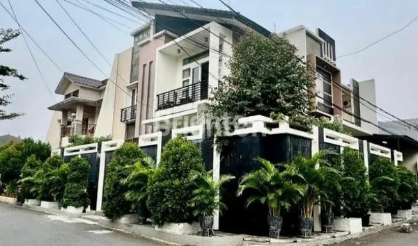 image DIJUAL RUMAH MEWAH 2 LANTAI DIKAWASAN STRATEGIS DAN BISNIS DI PULOMAS JAKARTA TIMUR  (1)