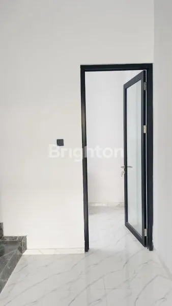 image RUMAH BARU SIAP HUNI LOKASI SANGAT STRATEGIS (8)