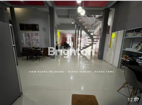 image DIJUAL RUMAH 3 LANTAI FULLFURNISH TENGAH KOTA BERNUANSA MINIMALIS LOKASI DALAM PERUMAHAN WIKA AMAN NYAMAN HARGA NEGO (2)